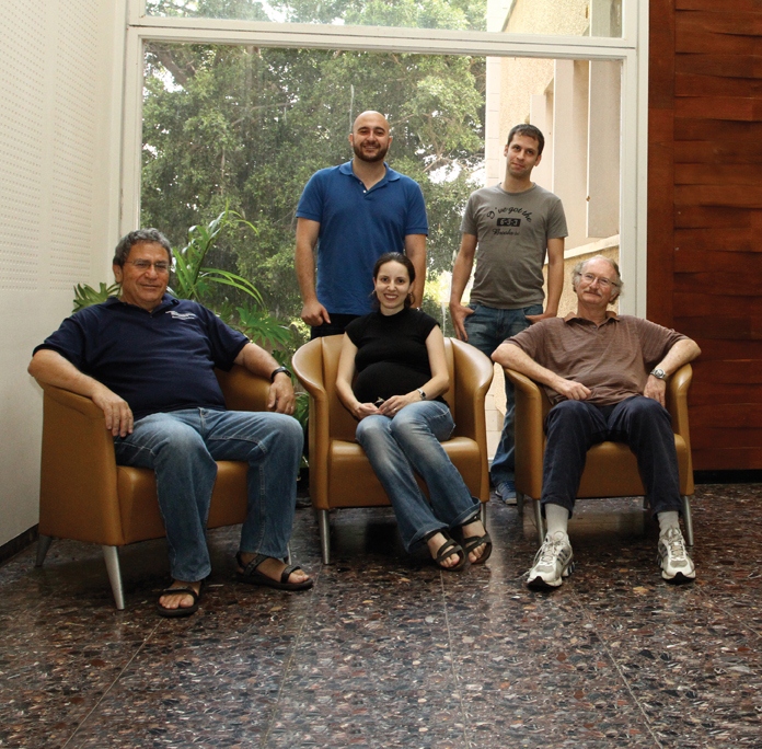 יושבים (מימין): פרופ' משה אורן, ריטה וסטרמן, פרופ' איתן דומאני. עומדים (מימין): גלעד פוקס וד"ר יעקוב חנא. התמחות